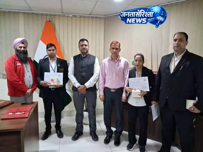 JAMMU: रेलवे की ईमानदारी, टिकट चेकिंग स्टाफ ने खोया बैग लौटाया JAMMU: रेलवे की ईमानदारी, टिकट चेकिंग स्टाफ ने खोया बैग लौटाया
