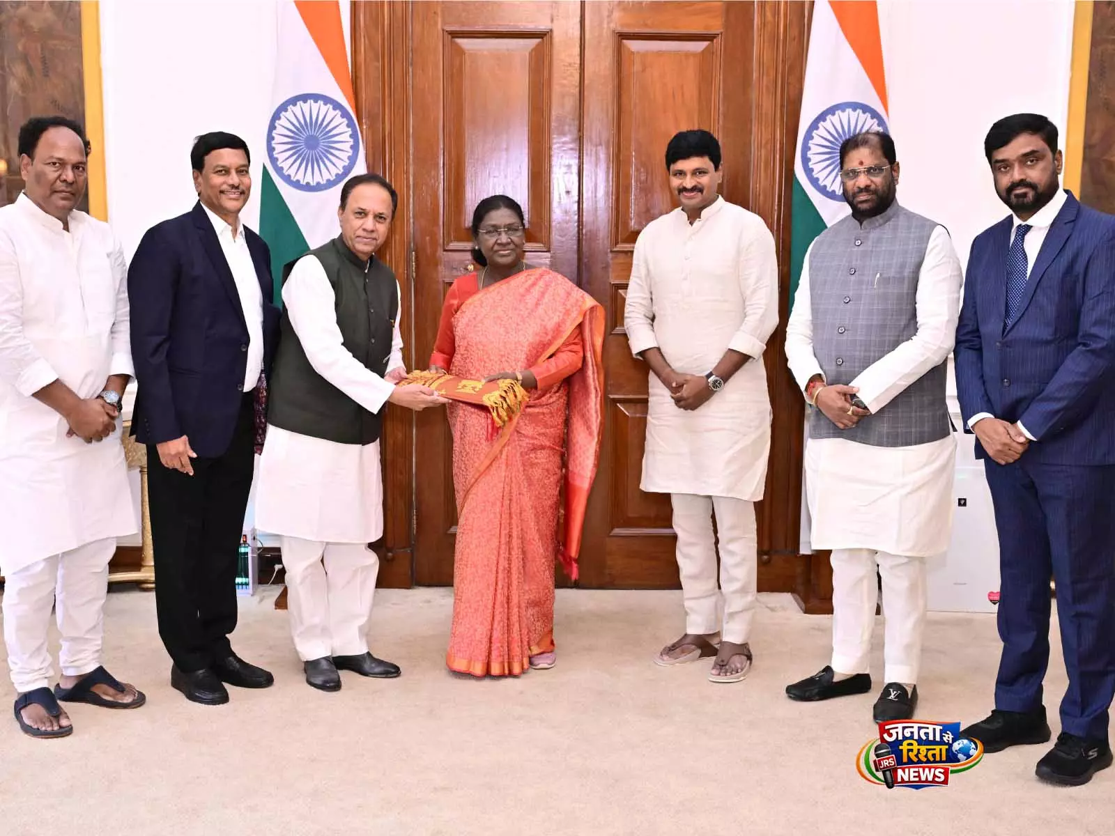 President मुर्मू ने राष्ट्रपति भवन में वृक्ष वेदम 2.0 प्रस्तुत किया President मुर्मू ने राष्ट्रपति भवन में वृक्ष वेदम 2.0 प्रस्तुत किया