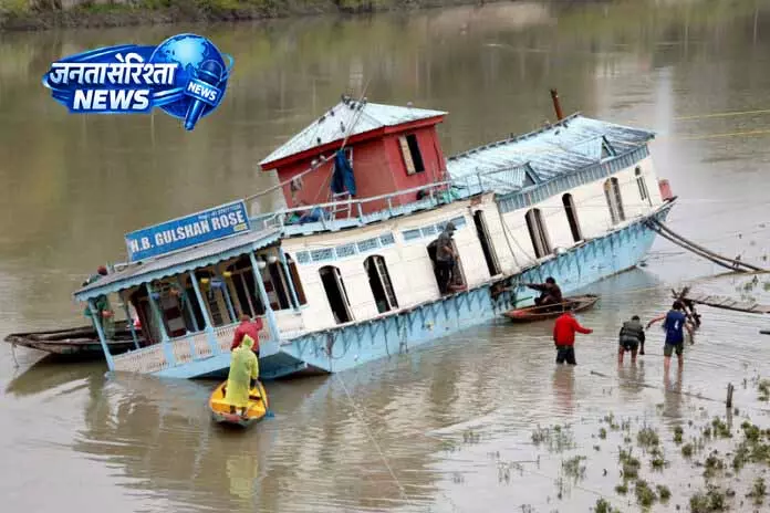 Jhelum River में हाउसबोट के डूबने की घटना, जांच शुरू Jhelum River में हाउसबोट के डूबने की घटना, जांच शुरू