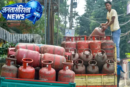51 लाख से अधिक एलपीजी सिलेंडर्स की प्रतिदिन हो रही डिलीवरी : केंद्र 51 लाख से अधिक एलपीजी सिलेंडर्स की प्रतिदिन हो रही डिलीवरी : केंद्र