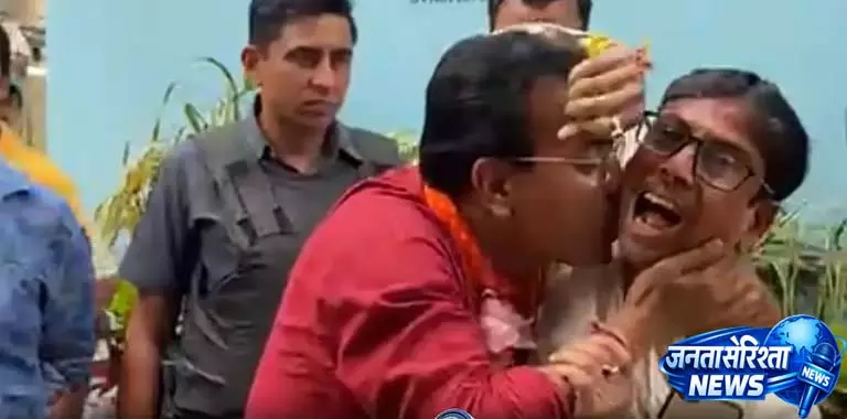BJP candidate रुद्रनील ने जय बांग्ला के नारे लगाने वाले युवक को गले लगाया और किस किया BJP candidate रुद्रनील ने जय बांग्ला के नारे लगाने वाले युवक को गले लगाया और किस किया