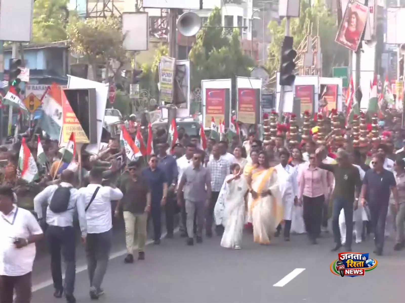 CM ममता बनर्जी ने TMC के बारानगर उम्मीदवार सयंतिका बनर्जी के समर्थन में किया प्रचार CM ममता बनर्जी ने TMC के बारानगर उम्मीदवार सयंतिका बनर्जी के समर्थन में किया प्रचार