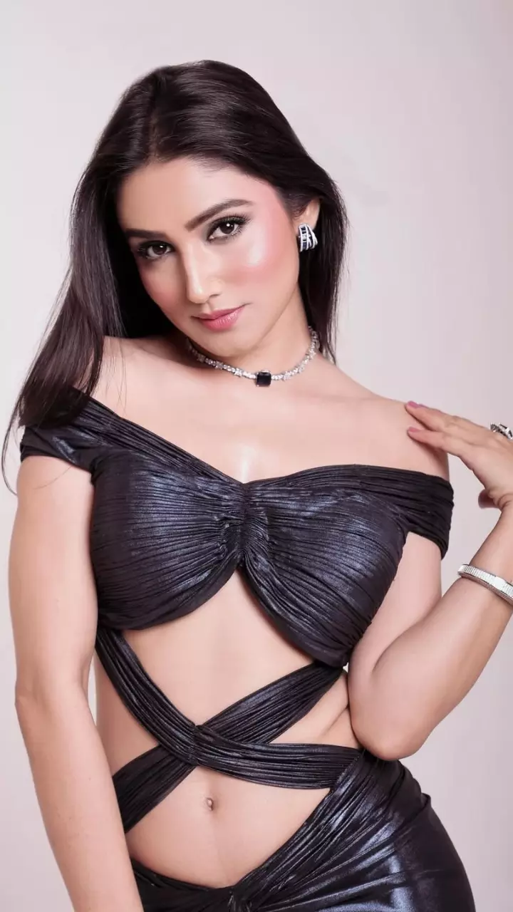 डोनल बिष्ट ने फ्लॉन्ट किया फिगर
