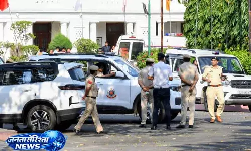 Delhi विधानसभा में बम की धमकी, पुलिस ने जांच शुरू की Delhi विधानसभा में बम की धमकी, पुलिस ने जांच शुरू की