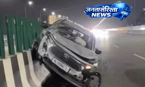 Gurugram द्वारका हाईवे पर कार डिवाइडर से टकराई, ड्राइवर घायल Gurugram द्वारका हाईवे पर कार डिवाइडर से टकराई, ड्राइवर घायल