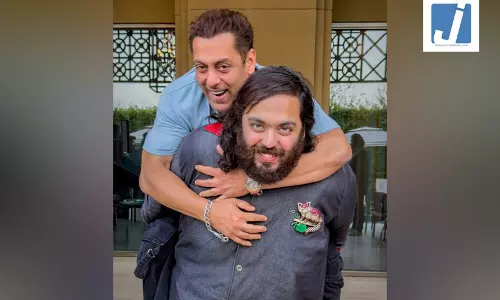 अनंत अंबानी की पीठ पर चढ़े सलमान खान, बोले- लिख लो, यह आदमी देश को भी उठाएगा अनंत अंबानी की पीठ पर चढ़े सलमान खान, बोले- लिख लो, यह आदमी देश को भी उठाएगा