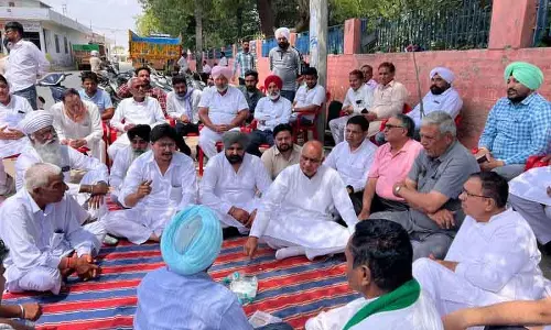Fatehabad में बायोमेट्रिक गड़बड़ी और जगह की कमी पर किसानों का विरोध