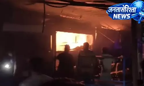 Lucknow की सब्जी मंडी में आग लगने से करीब 15 दुकानें जलकर खाक हो गई Lucknow की सब्जी मंडी में आग लगने से करीब 15 दुकानें जलकर खाक हो गई