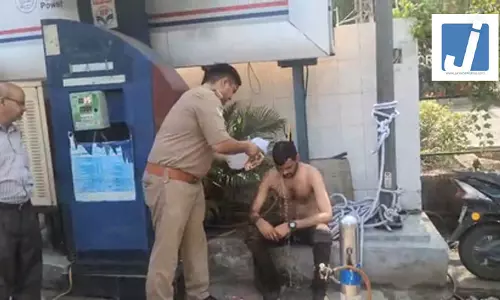 आत्मदाह की कोशिश नाकाम, पेट्रोल पंप पर हड़कंप, पुलिस की तत्परता से बची युवक की जान आत्मदाह की कोशिश नाकाम, पेट्रोल पंप पर हड़कंप, पुलिस की तत्परता से बची युवक की जान