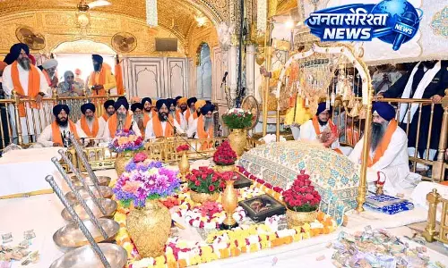 Golden Temple में गुरु अर्जन देव की जयंती पर उमड़ी श्रद्धा Golden Temple में गुरु अर्जन देव की जयंती पर उमड़ी श्रद्धा