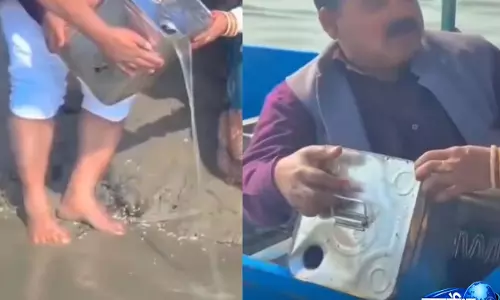 गंगा में देसी घी डालने का वीडियो वायरल, परंपरा और पर्यावरण पर छिड़ी बहस गंगा में देसी घी डालने का वीडियो वायरल, परंपरा और पर्यावरण पर छिड़ी बहस