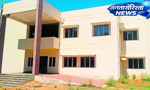 Karnataka: बेचारी कचरे से भरी लाइब्रेरी Karnataka: बेचारी कचरे से भरी लाइब्रेरी