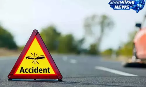 ट्रक की चपेट में आकर मजदूर की मौत, ग्रामीणों ने किया प्रदर्शन ट्रक की चपेट में आकर मजदूर की मौत, ग्रामीणों ने किया प्रदर्शन