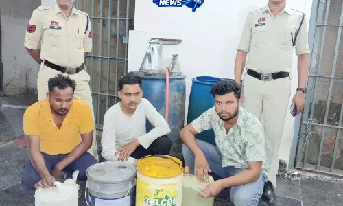अवैध डीजल कारोबार पर पुलिस की बड़ी कार्रवाई, तीन आरोपी गिरफ्तार अवैध डीजल कारोबार पर पुलिस की बड़ी कार्रवाई, तीन आरोपी गिरफ्तार