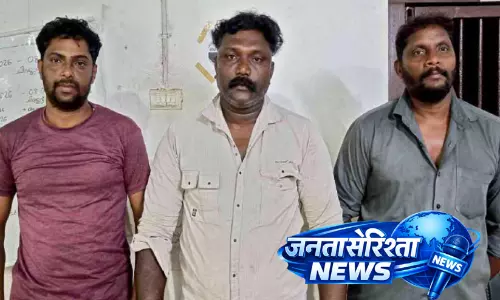 Kerala : नकली सील और साइन का इस्तेमाल करके ज़मीन चुराने के आरोप में तीन गिरफ्तार Kerala : नकली सील और साइन का इस्तेमाल करके ज़मीन चुराने के आरोप में तीन गिरफ्तार