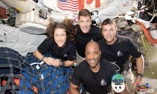 आर्टेमिस II का क्रू पृथ्वी की वापसी यात्रा में आधे रास्ते तक पहुँच गया: NASA