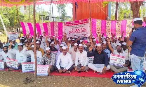 Artisans ने गांधीवादी स्टाइल में टोपी पहनकर विरोध प्रदर्शन किया