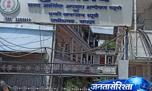 ACB ने रायपुर RTO दफ्तर में बाबू को 14 हजार की रिश्वत लेते रंगे हाथों पकड़ा ACB ने रायपुर RTO दफ्तर में बाबू को 14 हजार की रिश्वत लेते रंगे हाथों पकड़ा