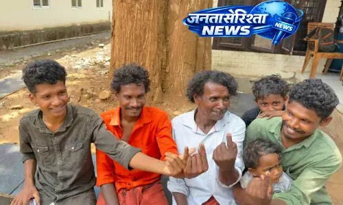 Kerala : वन रक्षक वोट देने के लिए पहाड़ों से उतरे Kerala : वन रक्षक वोट देने के लिए पहाड़ों से उतरे