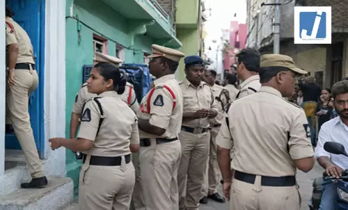 ड्रग नेटवर्क तोड़ने के लिए पुलिस ने अपराधियों का किया टेस्ट, कमिश्नर ने घर पहुंचकर दी चेतावनी ड्रग नेटवर्क तोड़ने के लिए पुलिस ने अपराधियों का किया टेस्ट, कमिश्नर ने घर पहुंचकर दी चेतावनी