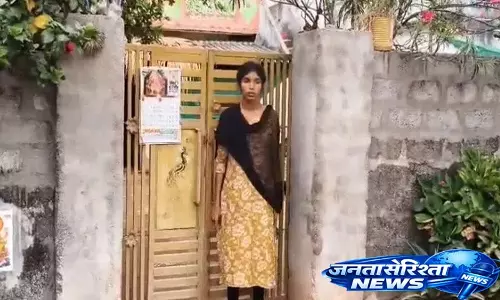 पति के घर के सामने पत्नी का चुपचाप संघर्ष पति के घर के सामने पत्नी का चुपचाप संघर्ष