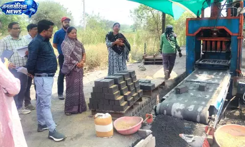 CEO का जिला पंचायत निरीक्षण, आजीविका केंद्रों को बाजार से जोड़ने के दिए निर्देश