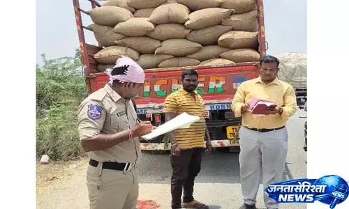 Nereducharla में अंतरराज्यीय अनाज ट्रकों का निरीक्षण