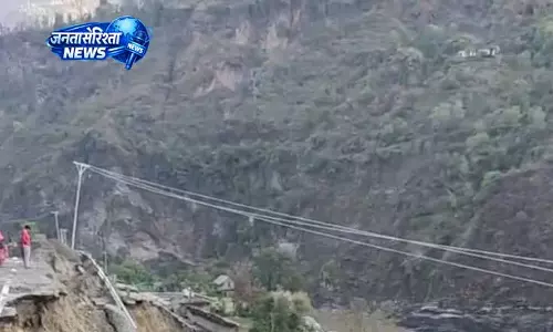 Kiratpur-Manali Highway पर रिटेनिंग वॉल गिरने से नुकसान Kiratpur-Manali Highway पर रिटेनिंग वॉल गिरने से नुकसान
