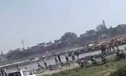 6 लोगों की मौत, यमुना नदी में पलटा स्टीमर, डूबे लोगों को निकालने बचाव अभियान जारी 6 लोगों की मौत, यमुना नदी में पलटा स्टीमर, डूबे लोगों को निकालने बचाव अभियान जारी