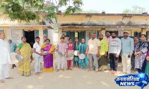 Miryala के सरपंच ने मां की याद में स्टूडेंट्स को खाना बांटा