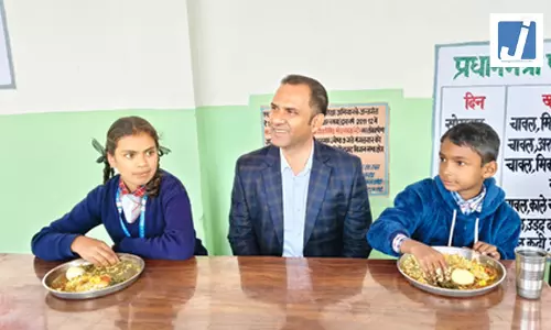 क्लास से किचन तक DM का दौरा, बच्चों के साथ बैठकर खाया मिड-डे मील क्लास से किचन तक DM का दौरा, बच्चों के साथ बैठकर खाया मिड-डे मील