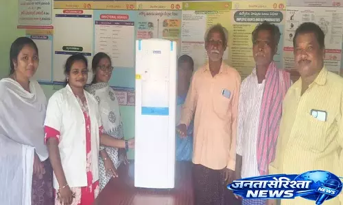 CI पोतुला श्रीधर ने खम्मम में पानी का डिस्पेंसर दान किया CI पोतुला श्रीधर ने खम्मम में पानी का डिस्पेंसर दान किया