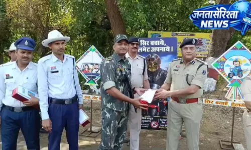 गर्मी के बीच ट्रैफिक पुलिस को राहत, SSP ने बांटे गमछे और पानी की बोतलें
