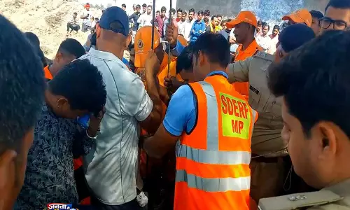 Ujjain बोरवेल हादसे में रेस्क्यू ऑपरेशन जारी Ujjain बोरवेल हादसे में रेस्क्यू ऑपरेशन जारी