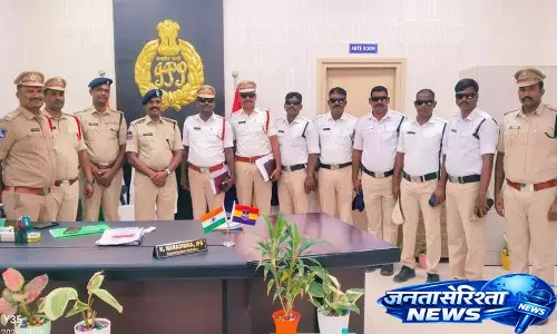 सूर्यपेट SP ने ट्रैफिक स्टाफ को चश्मे और समर किट बांटे