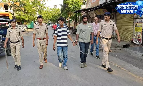 तेलीबांधा में चाकूबाजी करने वाले 2 बदमाशों का पुलिस ने निकाला जुलूस, देखें VIDEO...