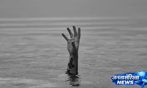 एक ही जिले में अलग-अलग घाटों पर गंगा में दो लोग डूबे एक ही जिले में अलग-अलग घाटों पर गंगा में दो लोग डूबे