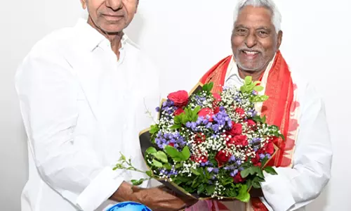 पूर्व मंत्री जीवन रेड्डी ने केसीआर से मुलाकात की, बीआरएस में शामिल होने की तैयारी पूर्व मंत्री जीवन रेड्डी ने केसीआर से मुलाकात की, बीआरएस में शामिल होने की तैयारी