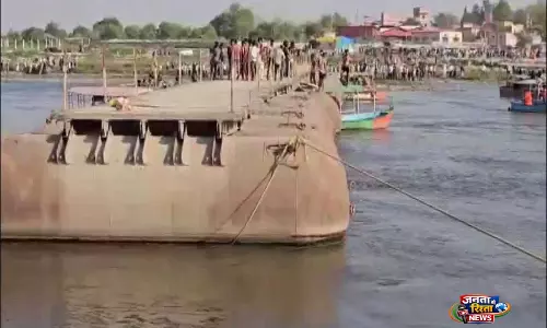 मथुरा नाव हादसा: Yamuna में पंटून पुल से टकराने के बाद 10 लोगों की मौत