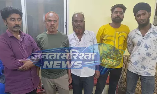 जुए फड़ पर पुलिस का सर्जिकल एक्शन, 5 जुआरी रंगे हाथ गिरफ्तार जुए फड़ पर पुलिस का सर्जिकल एक्शन, 5 जुआरी रंगे हाथ गिरफ्तार
