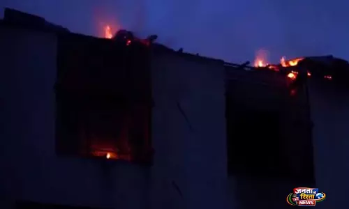 J-K: श्रीनगर के हैदरपोरा में जामिया अरबिया अशरफ उल उलूम में लगी भीषण आग J-K: श्रीनगर के हैदरपोरा में जामिया अरबिया अशरफ उल उलूम में लगी भीषण आग