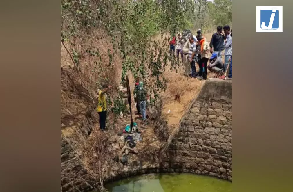 कुएं में बोरी में बंद युवक का शव मिला, पहचान मिटाने चेहरा कुचला, नहीं हुई शिनाख्त कुएं में बोरी में बंद युवक का शव मिला, पहचान मिटाने चेहरा कुचला, नहीं हुई शिनाख्त