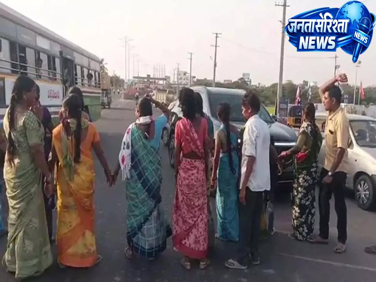 Warangal में 21 साल की महिला की मौत पर विरोध प्रदर्शन, परिवार को गैंगरेप का शक Warangal में 21 साल की महिला की मौत पर विरोध प्रदर्शन, परिवार को गैंगरेप का शक