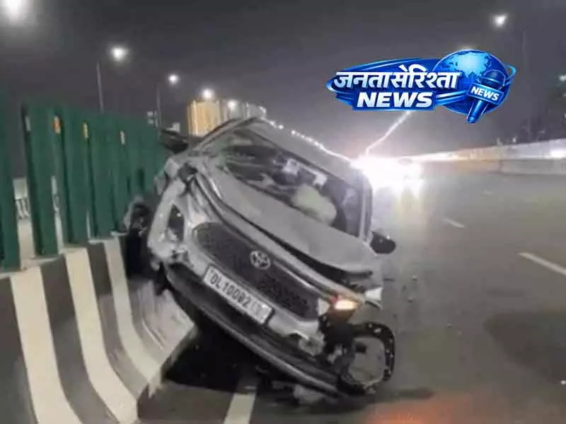 Gurugram द्वारका हाईवे पर कार डिवाइडर से टकराई, ड्राइवर घायल Gurugram द्वारका हाईवे पर कार डिवाइडर से टकराई, ड्राइवर घायल