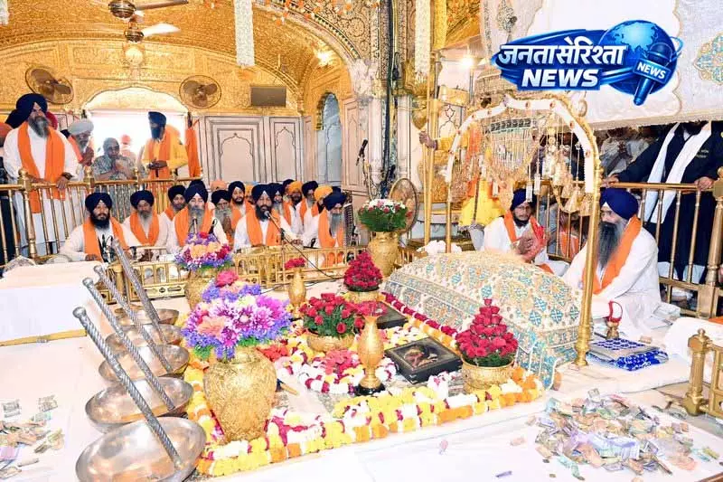 Golden Temple में गुरु अर्जन देव की जयंती पर उमड़ी श्रद्धा Golden Temple में गुरु अर्जन देव की जयंती पर उमड़ी श्रद्धा