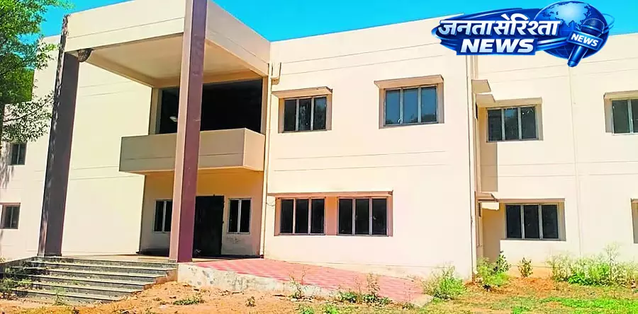 Karnataka: बेचारी कचरे से भरी लाइब्रेरी Karnataka: बेचारी कचरे से भरी लाइब्रेरी