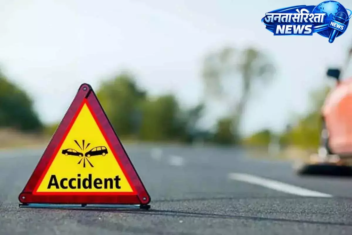 ट्रक की चपेट में आकर मजदूर की मौत, ग्रामीणों ने किया प्रदर्शन ट्रक की चपेट में आकर मजदूर की मौत, ग्रामीणों ने किया प्रदर्शन