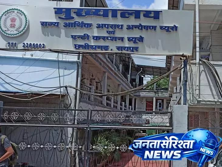 ACB ने रायपुर RTO दफ्तर में बाबू को 14 हजार की रिश्वत लेते रंगे हाथों पकड़ा ACB ने रायपुर RTO दफ्तर में बाबू को 14 हजार की रिश्वत लेते रंगे हाथों पकड़ा