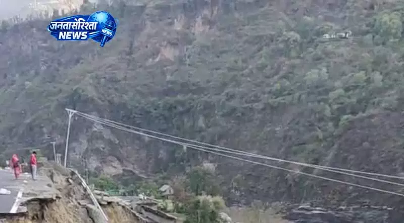 Kiratpur-Manali Highway पर रिटेनिंग वॉल गिरने से नुकसान Kiratpur-Manali Highway पर रिटेनिंग वॉल गिरने से नुकसान