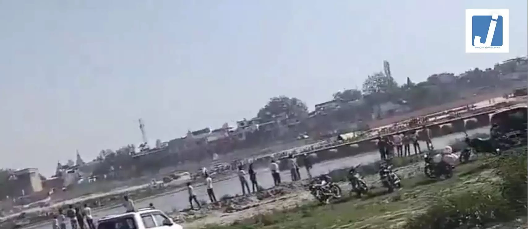 6 लोगों की मौत, यमुना नदी में पलटा स्टीमर, डूबे लोगों को निकालने बचाव अभियान जारी 6 लोगों की मौत, यमुना नदी में पलटा स्टीमर, डूबे लोगों को निकालने बचाव अभियान जारी